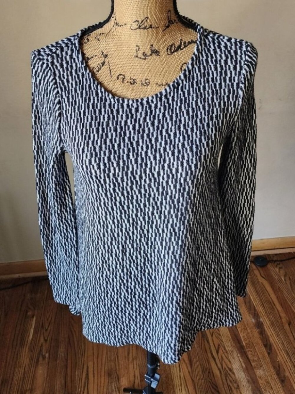 Chelsea & Theodore Textured Knit Sharkbite HemTop | Size Small | Mod Monochrome